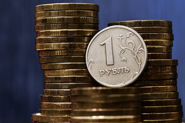Рубль снижается, в центре внимания заседания центробанка