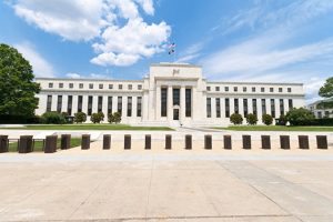 Представитель ФРС Буллард пообещал жесткие меры для снижения инфляции в США до целевых показателей